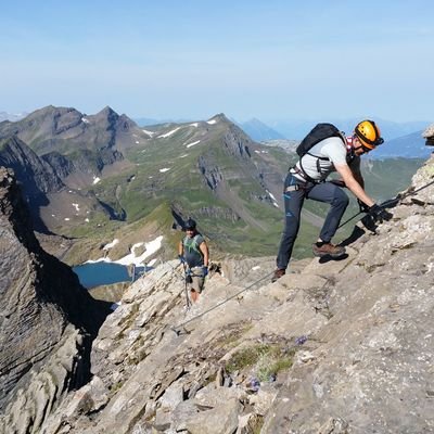 Personen on the way on the via ferrata Schwarzhorn.