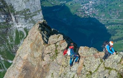 Eine Seilschaft klettert an einem Felsgrat.