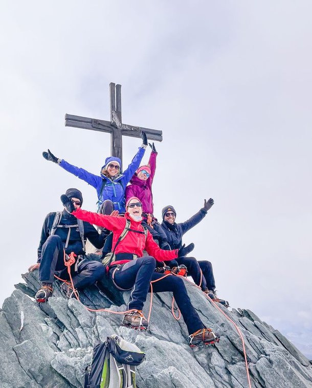 Bergsteiger beim Gipfelkreuz auf dem Allalinhorn