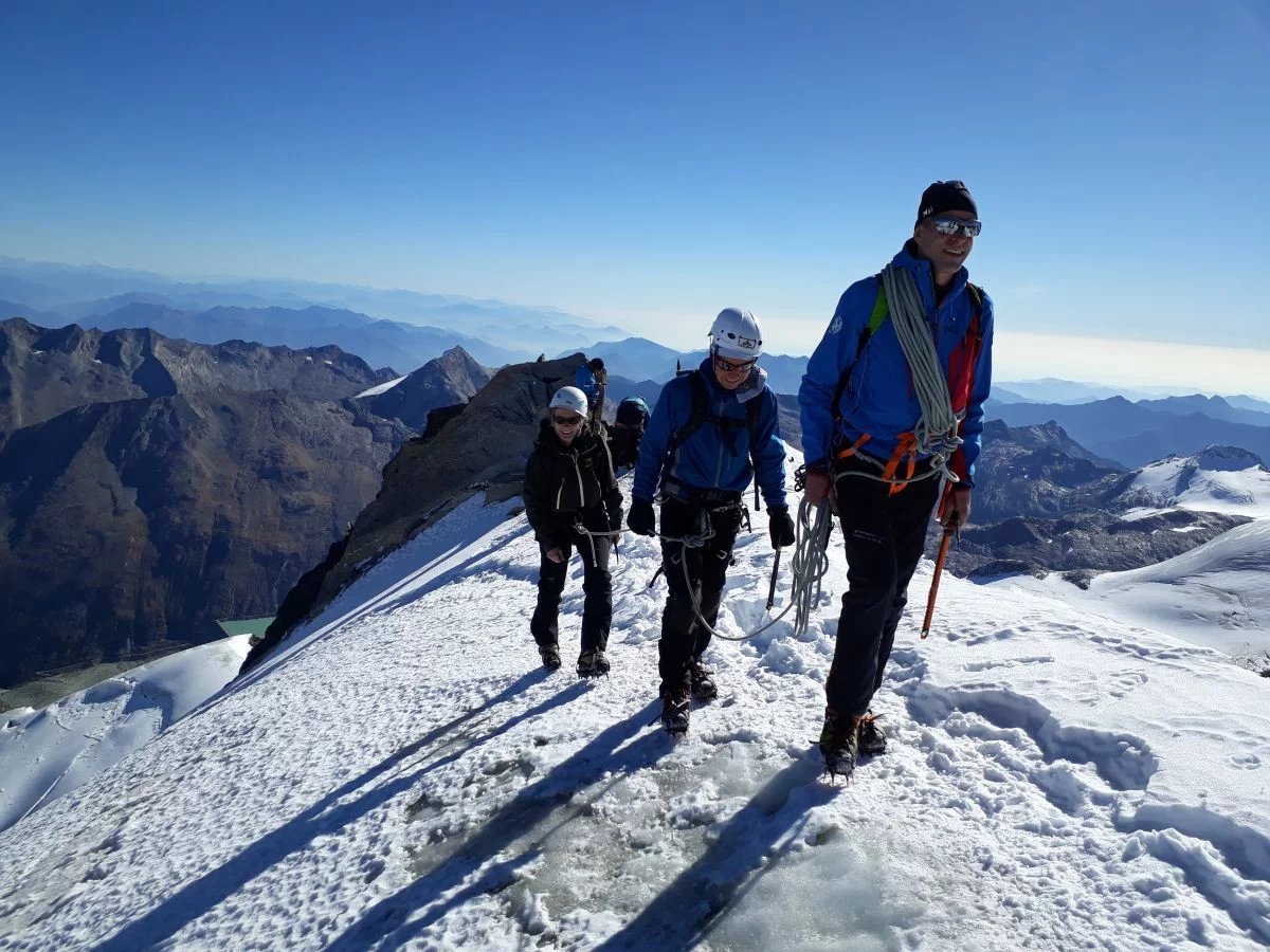 Bergsteiger erreichen den Gipfel des Allalinhorn