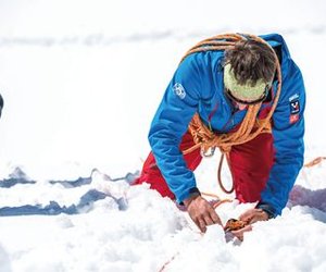 Bergsteiger übt Spaltenrettung mit Microtraxion im Schnee