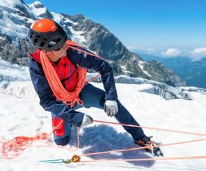 Bergsteiger übt Flaschenzug für Spaltenrettung