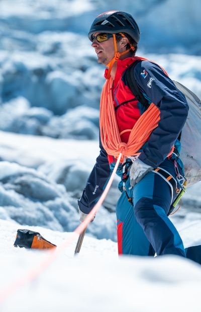 Bergsteiger mit Seilverkürzung