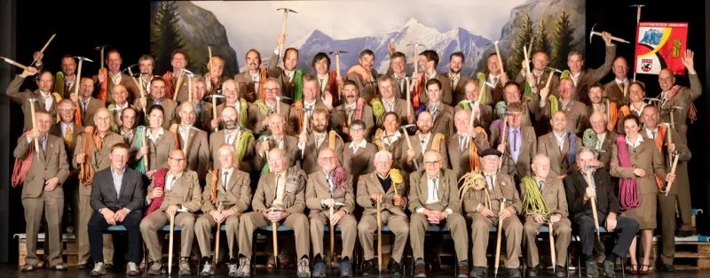 Bergführerverein Grindelwald Gruppenfoto in historischen Kleidern