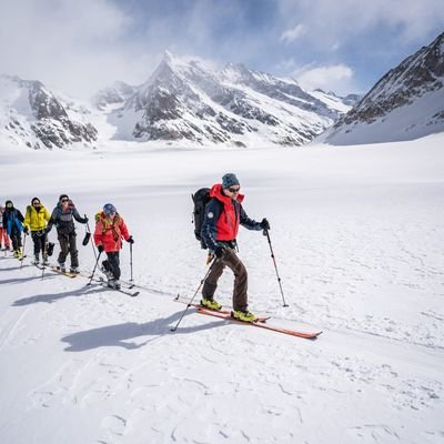 Mehrere Personen sind mit Skis unterwegs zur Lötschenlücke.