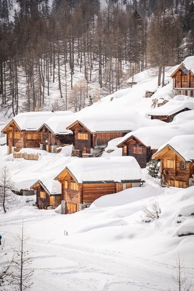Holzige Chalet mit einer grossen Menge Schnee auf dem Dach. Das klassische Walliser Bergdorf im Lötschental.