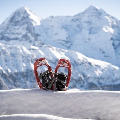 Ein Paar Schneeschuhe liegt im Schnee im Berner Oberland, Schweiz.