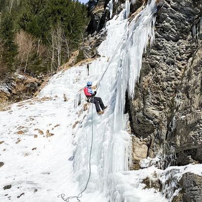 Person am Eisklettern
