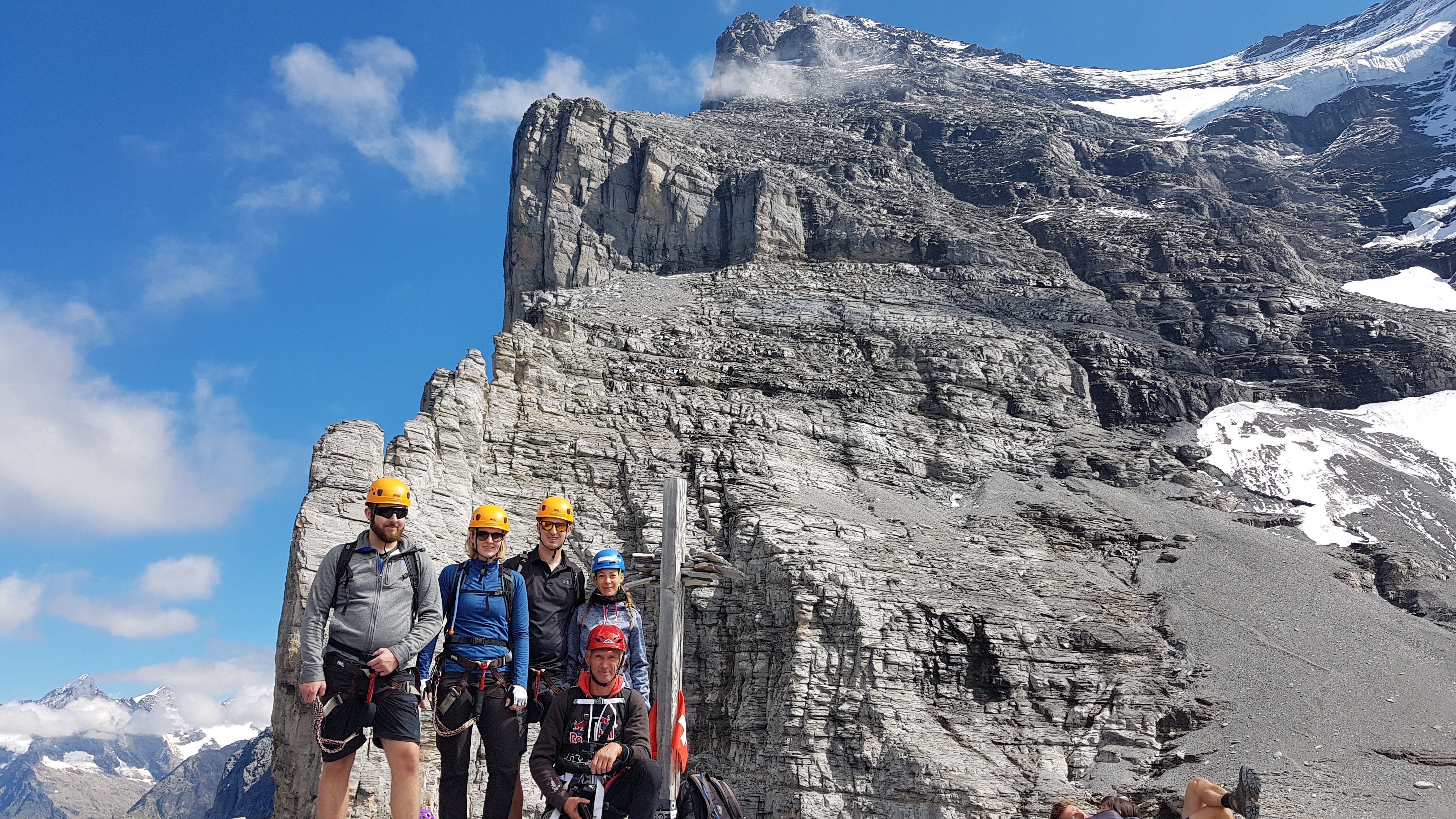 Personen auf dem Gipfel des Rotstock mit dem Eiger im Hintergrund
