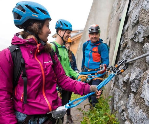 Gruppe startet den Klettersteig Mürren