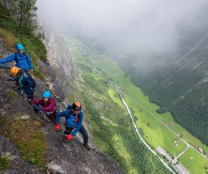 Gruppe auf dem Klettersteig Mürren am Abgrund