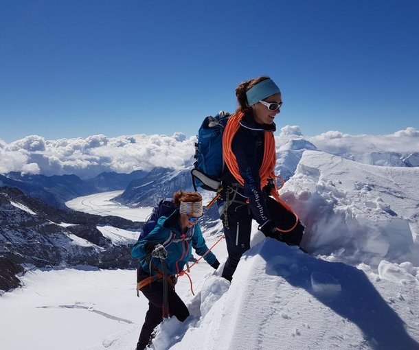 Mountaineers reach the summit of the Mönch.