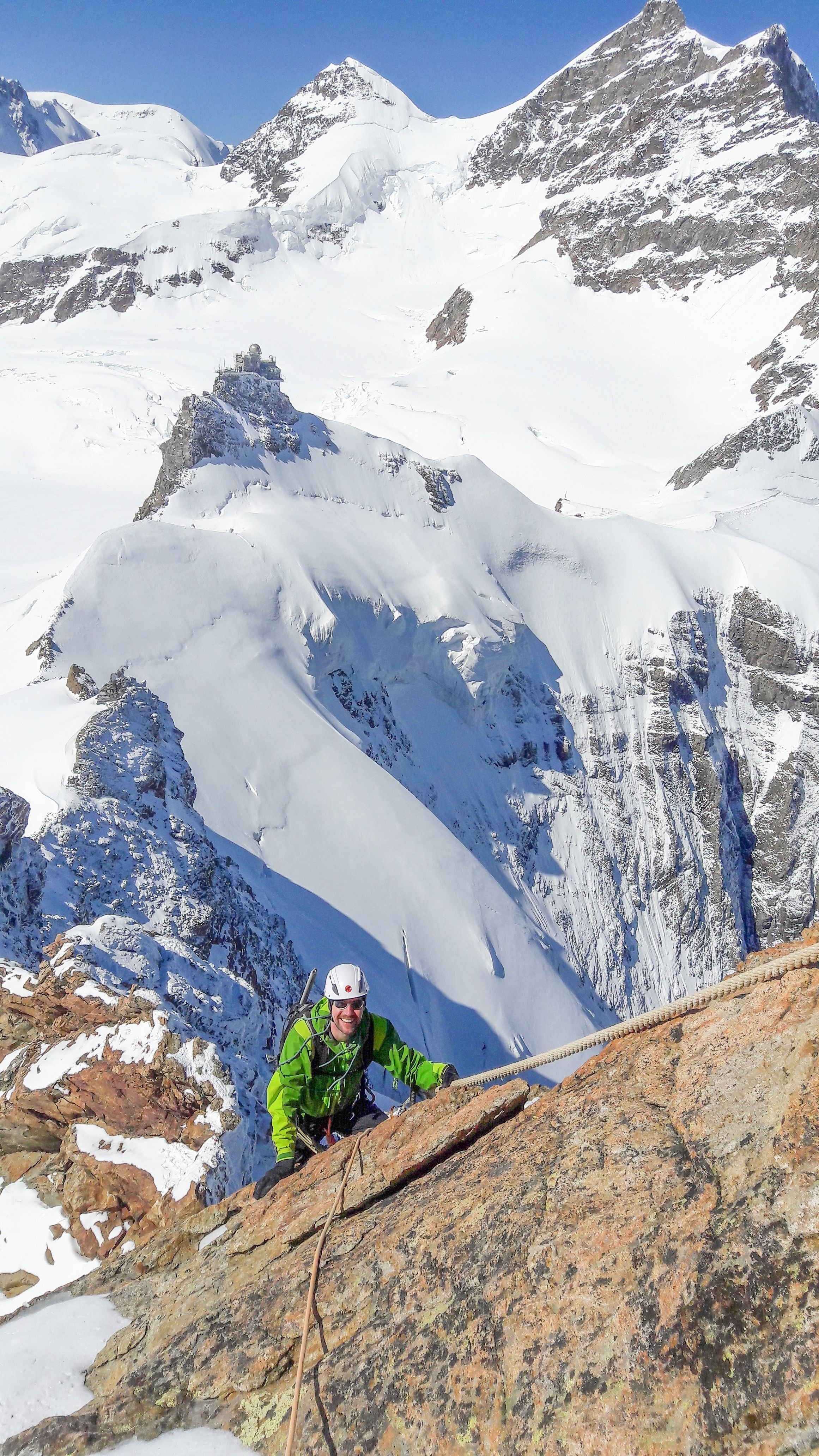 Bergsteiger am Mönch Westgrat mit Jungfraujoch im Hintergrund