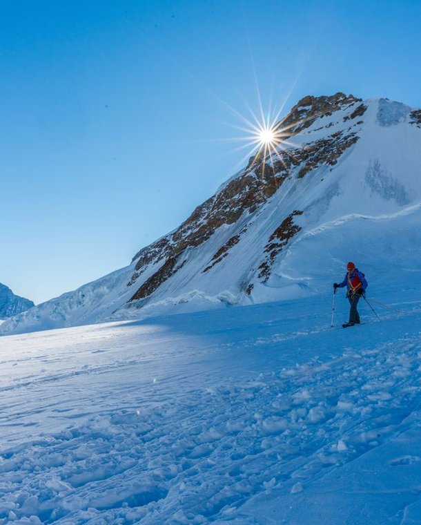 Seilschaft Schneeschuhwanderer auf dem Gletscher