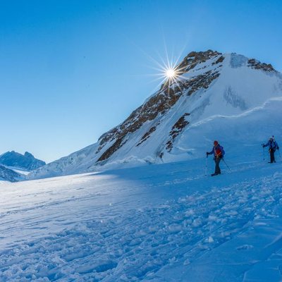 Seilschaft Schneeschuhwanderer auf dem Gletscher