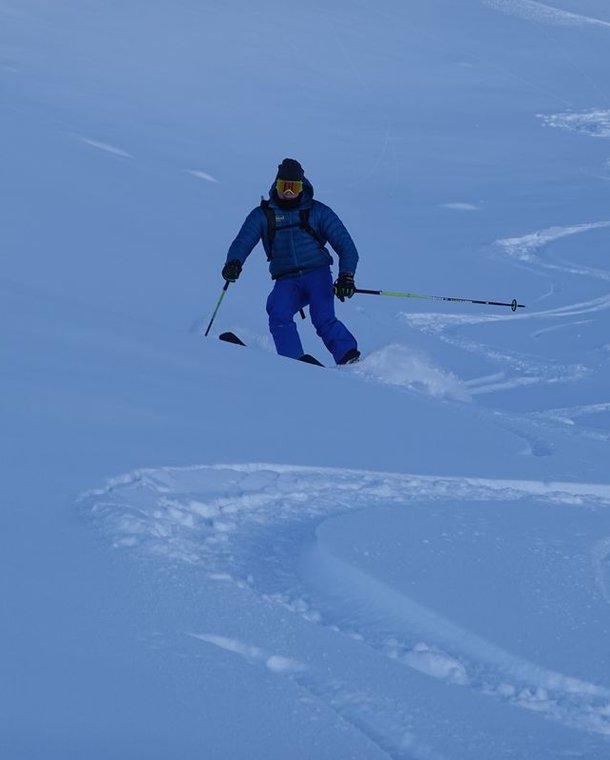 Ski tourer descent in powder snow
