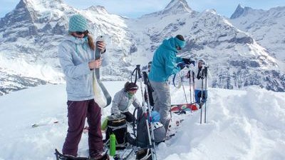 Skitourengänger bereiten sich auf die Abfahrt vor