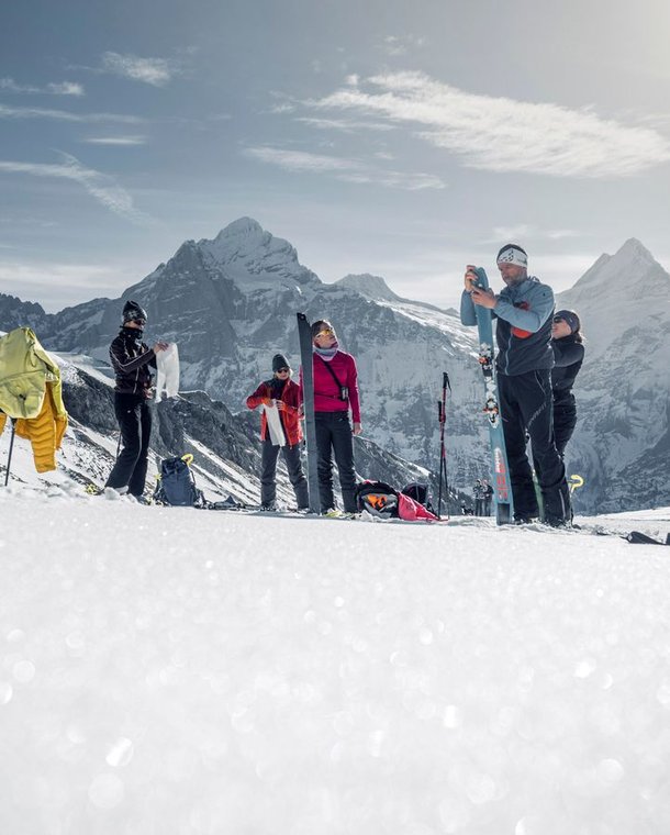 Skitourengänger montieren die Felle auf die Ski