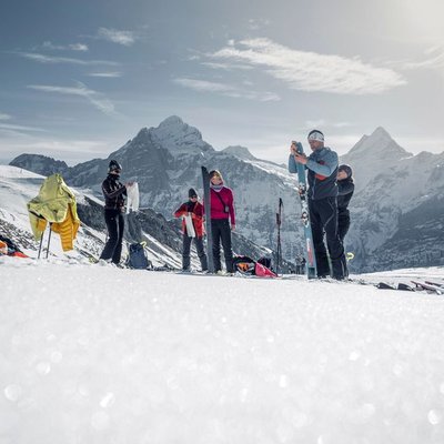 Skitourengänger montieren die Felle auf die Ski