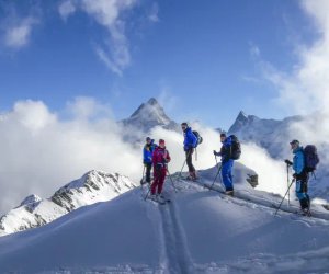 Skitourengänger im Aufstieg mit Schreckhorn im Hintergrund