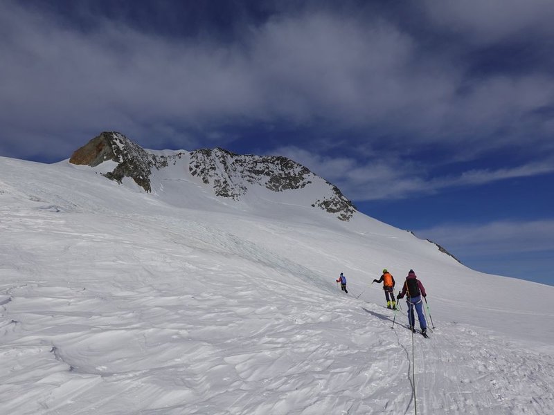 Seilschaft Skitourengänger im Aufstieg