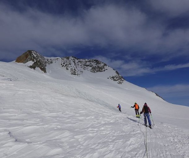 Seilschaft Skitourengänger im Aufstieg