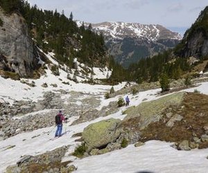 Skitourengänger am Ende des Schnees