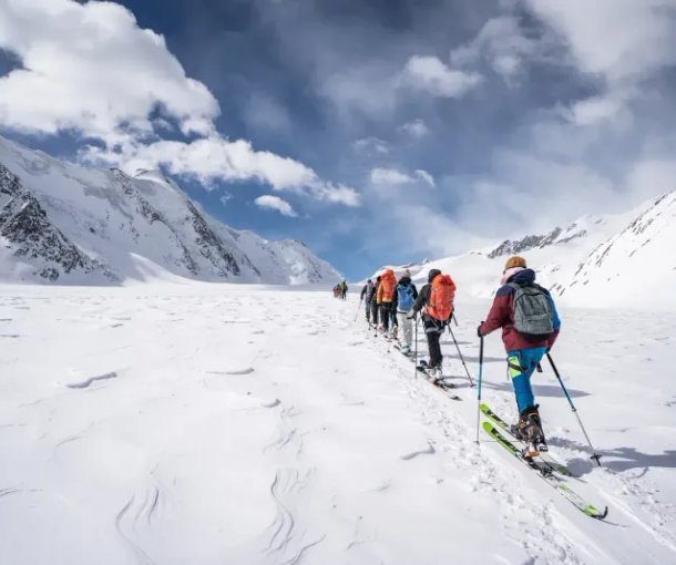 Skitourengänger im Aufstieg zur Lötschenlücke