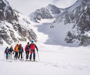 Skitourengänger im Aufstieg zur Lötschenlücke