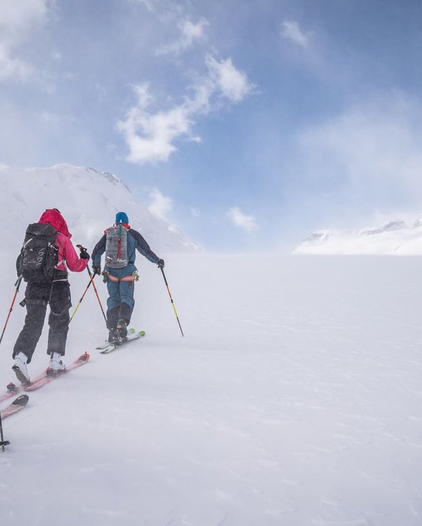 Skitourengänger im Aufstieg zur Lötschenlücke