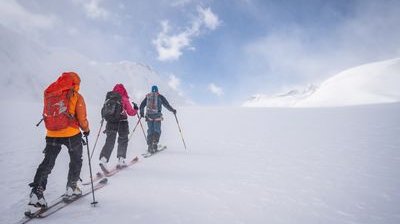 Skitourengänger im Aufstieg zur Lötschenlücke