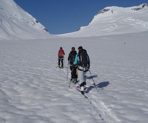 Skitourengänger im Aufstieg zur Lötschenlücke