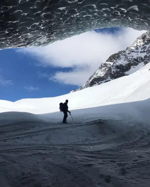 Ski tourers in a glacier gate