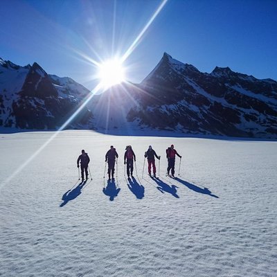 Skitourengänger auf dem Konkordiaplatz mit Sonnenaufgang im Hintergrund