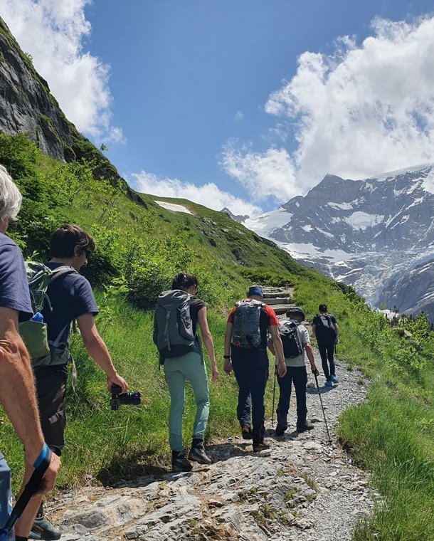 Wanderer Richtung Bäregg