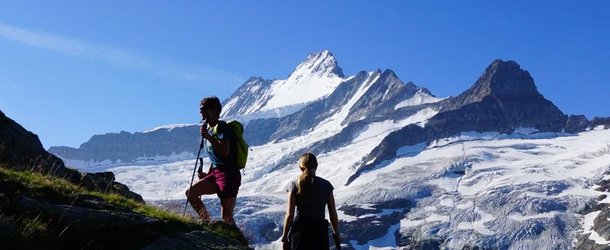 Wanderer mit Schreckhorn im Hintergrund