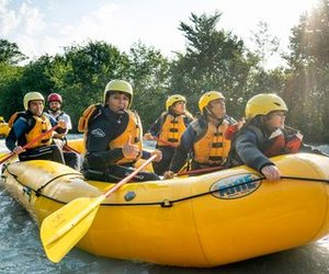 Whole family is rafting in a safe environment on the Lütschine river