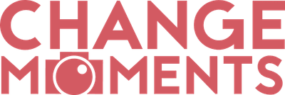 Logo mit dem Schriftzug „CHANGE MOMENTS“ in roten Großbuchstaben auf schwarzem Hintergrund.